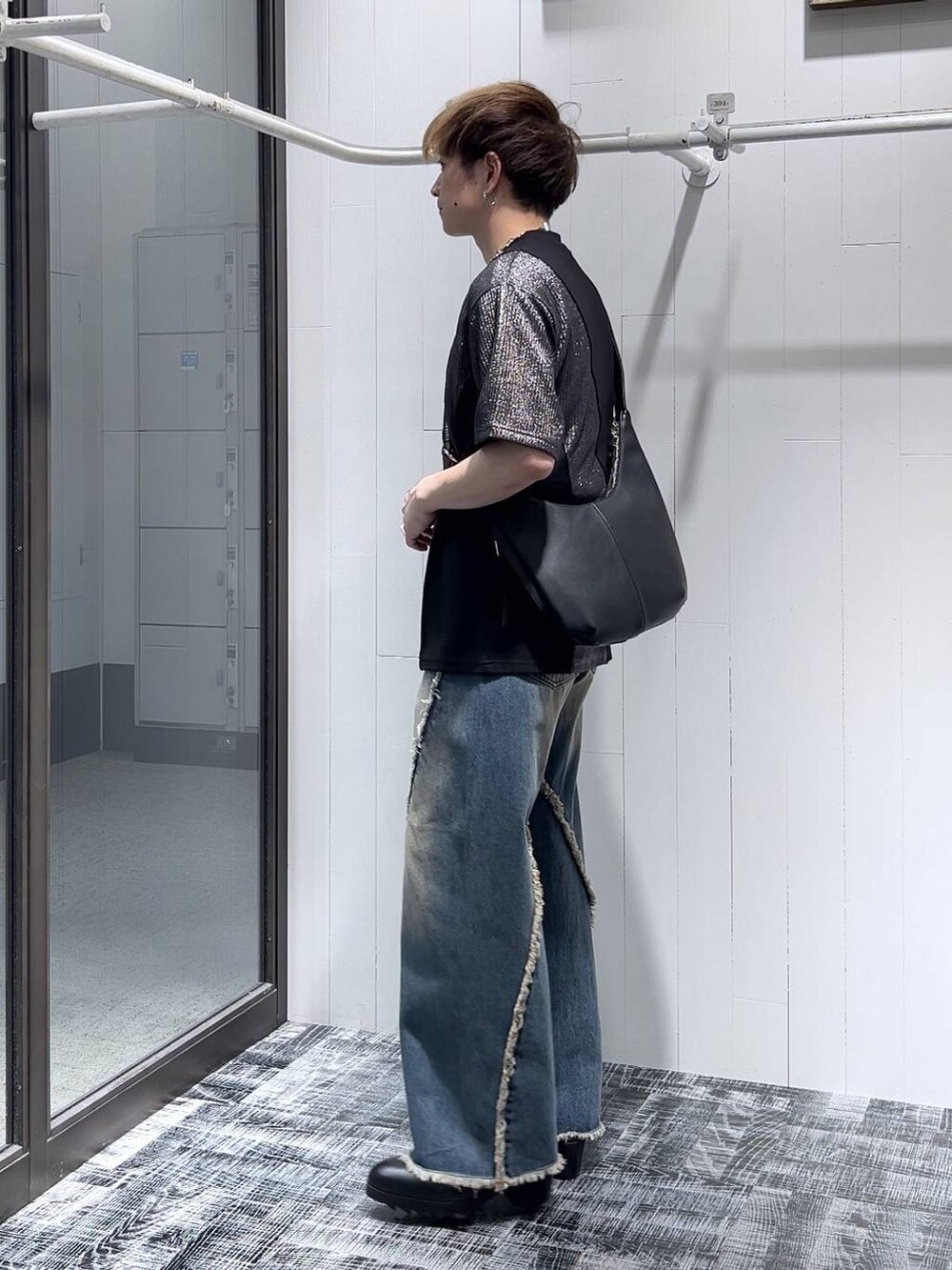 ブラック系のショルダーバッグ、ブラック系のドレスシューズ、ブラック系のTシャツ/カットソーを着用したメンズの夏コーディネートの5枚目の写真