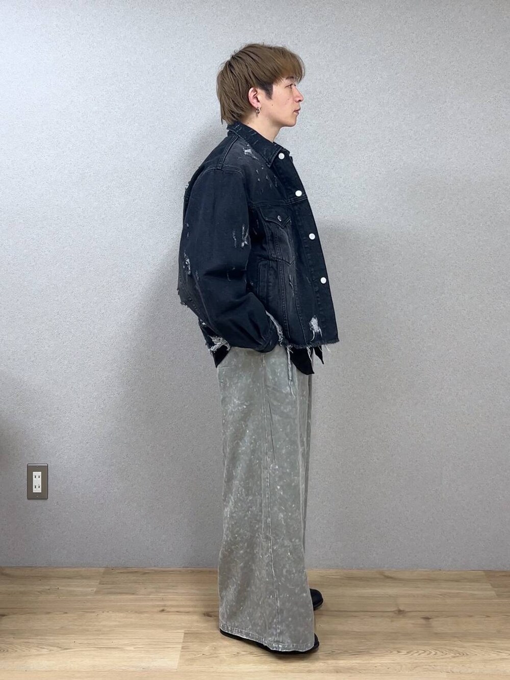 ブラック系のシャツ/ブラウス、ブラック系のドレスシューズ、ブラック系のデニムジャケットを着用したメンズの冬コーディネートの2枚目の写真