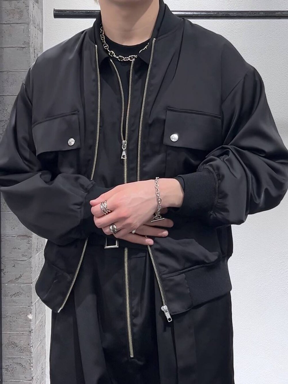 ブラック系のスニーカー、ブラック系のつなぎ/オールインワン、シルバー系のブレスレットを着用したメンズの春コーディネートの5枚目の写真