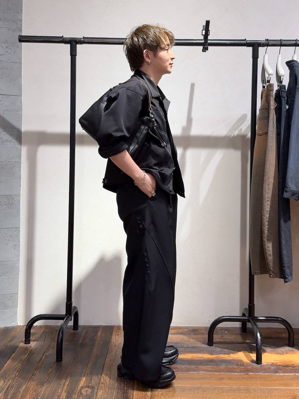 ブラック系のスラックス、ブラック系のローファー、ブラック系のTシャツ/カットソーを着用したメンズの夏コーディネートの2枚目の写真