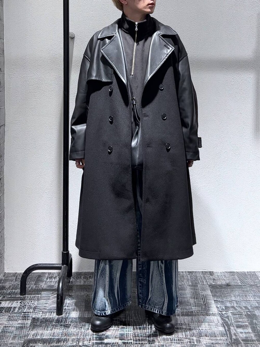 ブラック系のトレンチコート、ブラック系のショルダーバッグ、ブラック系のスウェットを着用したメンズの秋コーディネートの2枚目の写真