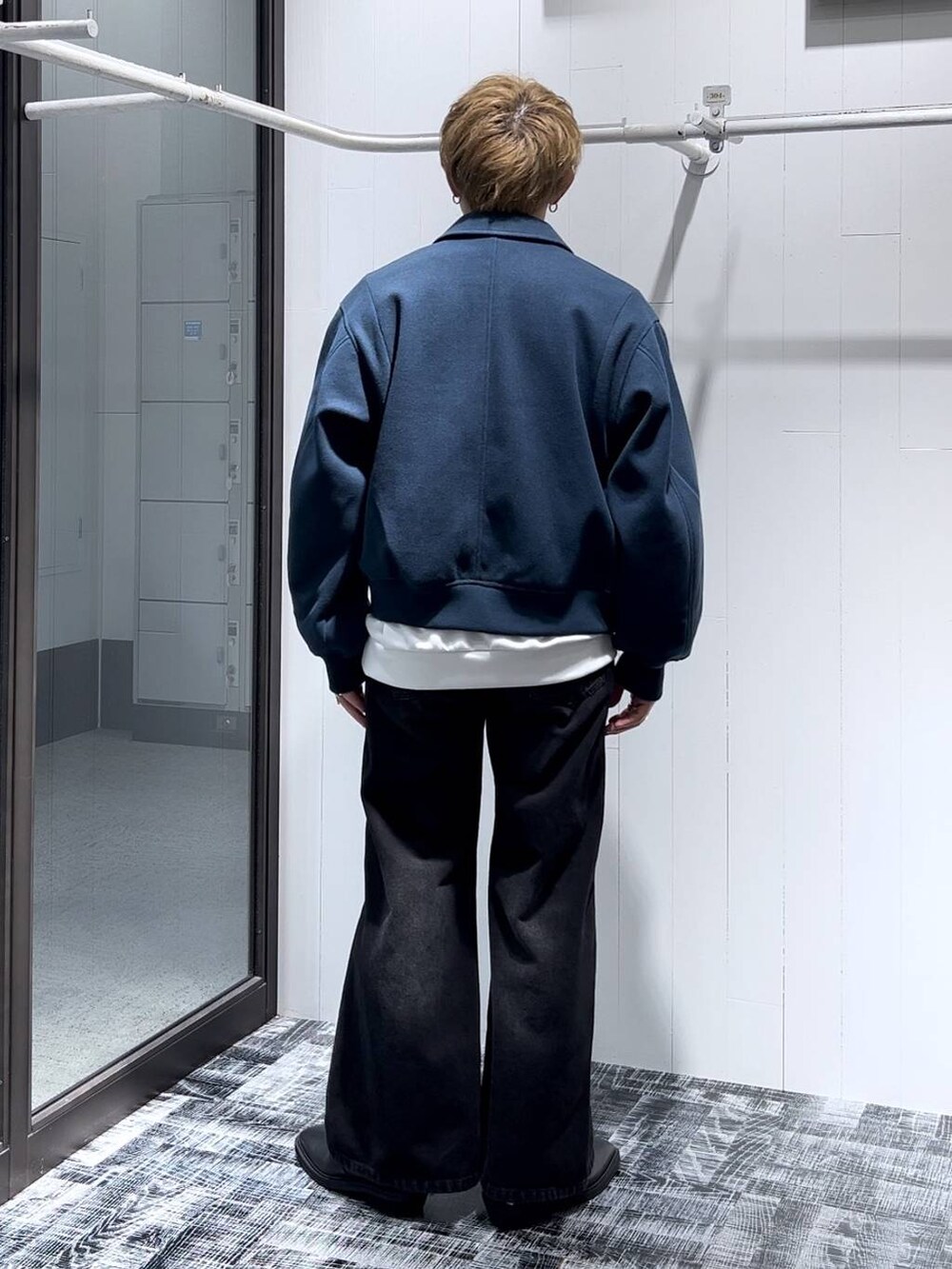 「低身長、きれいめ、モード、オーバーサイズ、HARE、デニムパンツ、ブルゾン、ウーリーテック、ベーシック/シンプル」|「HAREのウーリーテックコンパクトショートブルゾン(HARE)(ブルゾン、グリーン系)」を使った、HARE もりたいさん(メンズ・168cm)の秋コーディネートの3枚目の写真