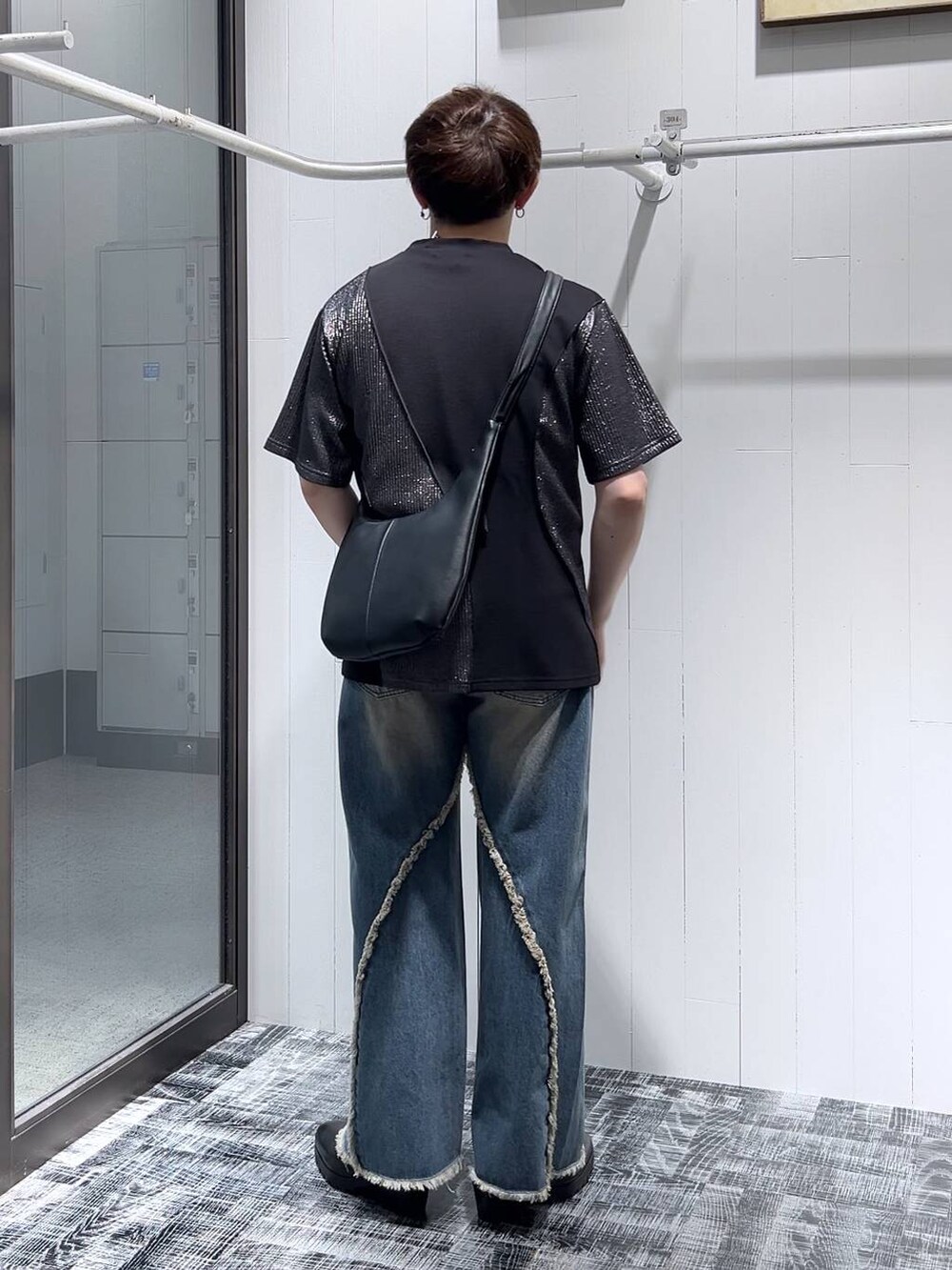 ブラック系のショルダーバッグ、ブラック系のドレスシューズ、ブラック系のTシャツ/カットソーを着用したメンズの夏コーディネートの3枚目の写真