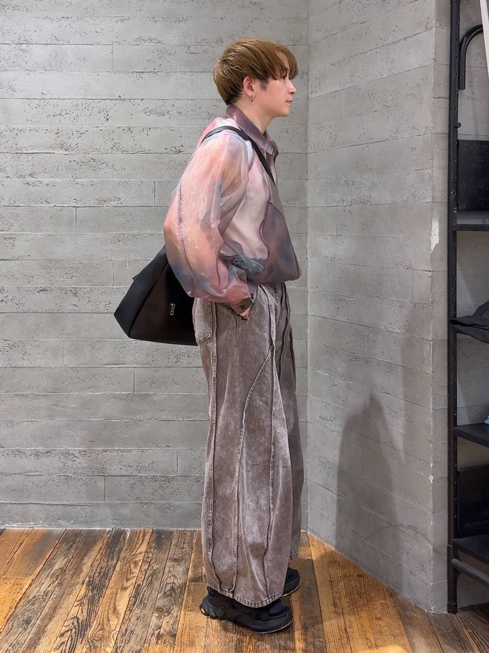 ブラック系のサンダル、ホワイト系のTシャツ/カットソー、パープル系のブルゾンを着用したメンズの春コーディネートの2枚目の写真