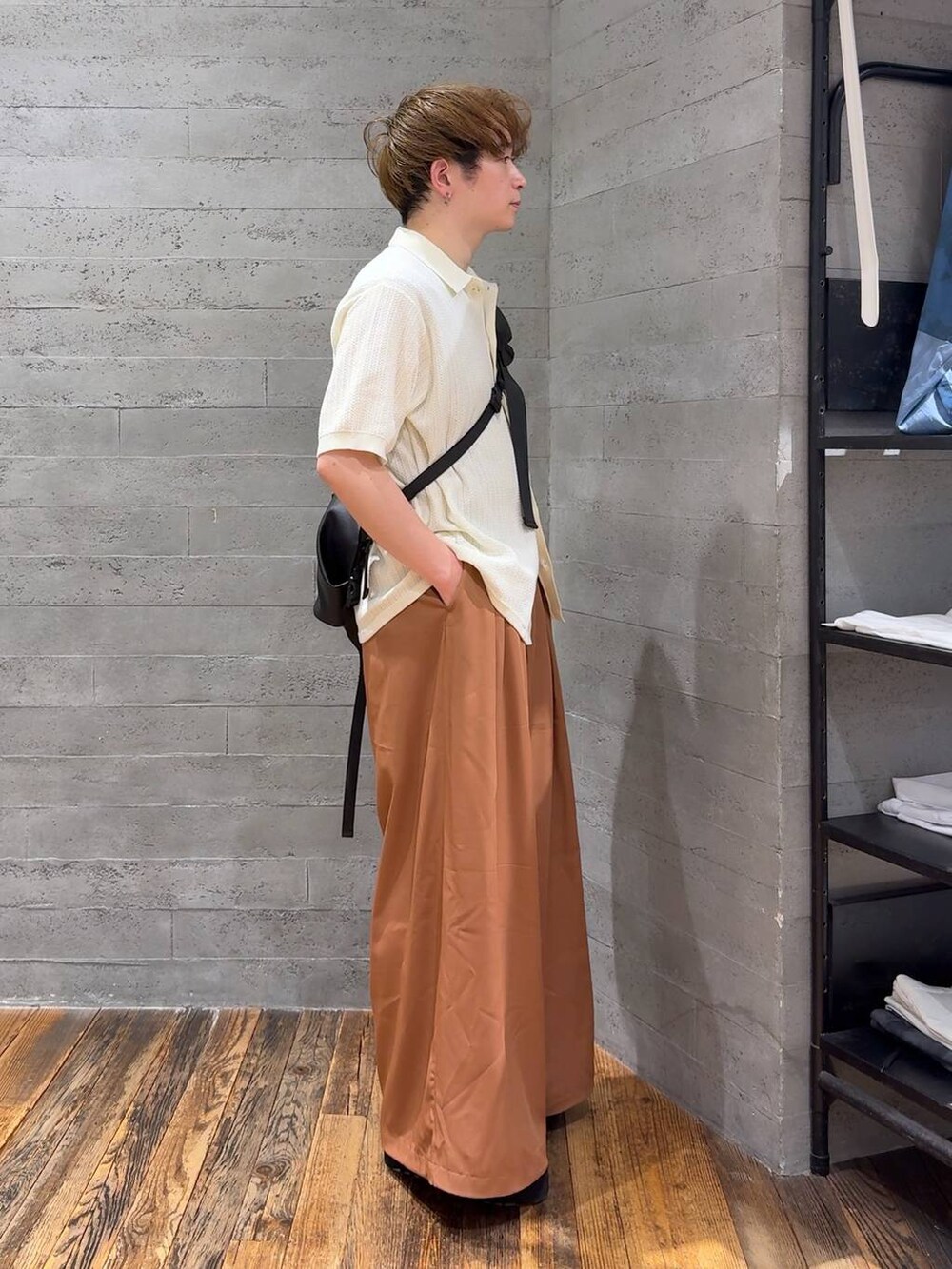 ブラック系のTシャツ/カットソー、ブラック系のショルダーバッグ、ブラック系のサンダルを着用したメンズの春コーディネートの2枚目の写真