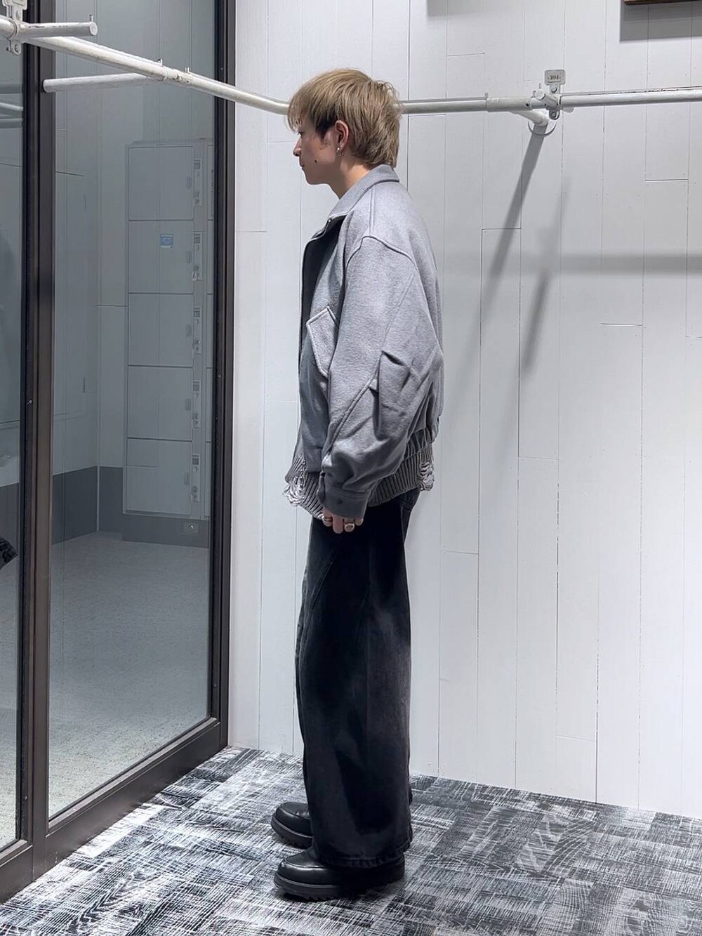 「低身長、きれいめ、モード、オーバーサイズ、HARE、デニムパンツ、ブルゾン、セールコーデ、ニット」|「HAREのウールスタンドブルゾン(HARE)(ブルゾン、グレー系)」を使った、HARE もりたいさん(メンズ・168cm)の冬コーディネートの4枚目の写真
