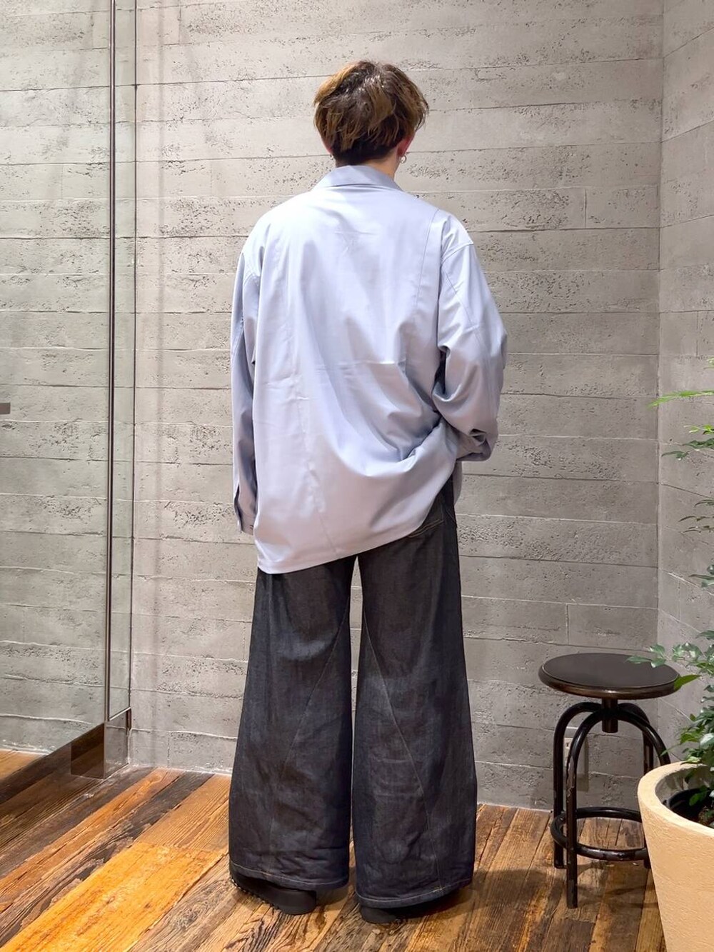 ブルー系のデニムパンツ、ブラック系のドレスシューズ、ブラック系のTシャツ/カットソーを着用したメンズの夏コーディネートの3枚目の写真