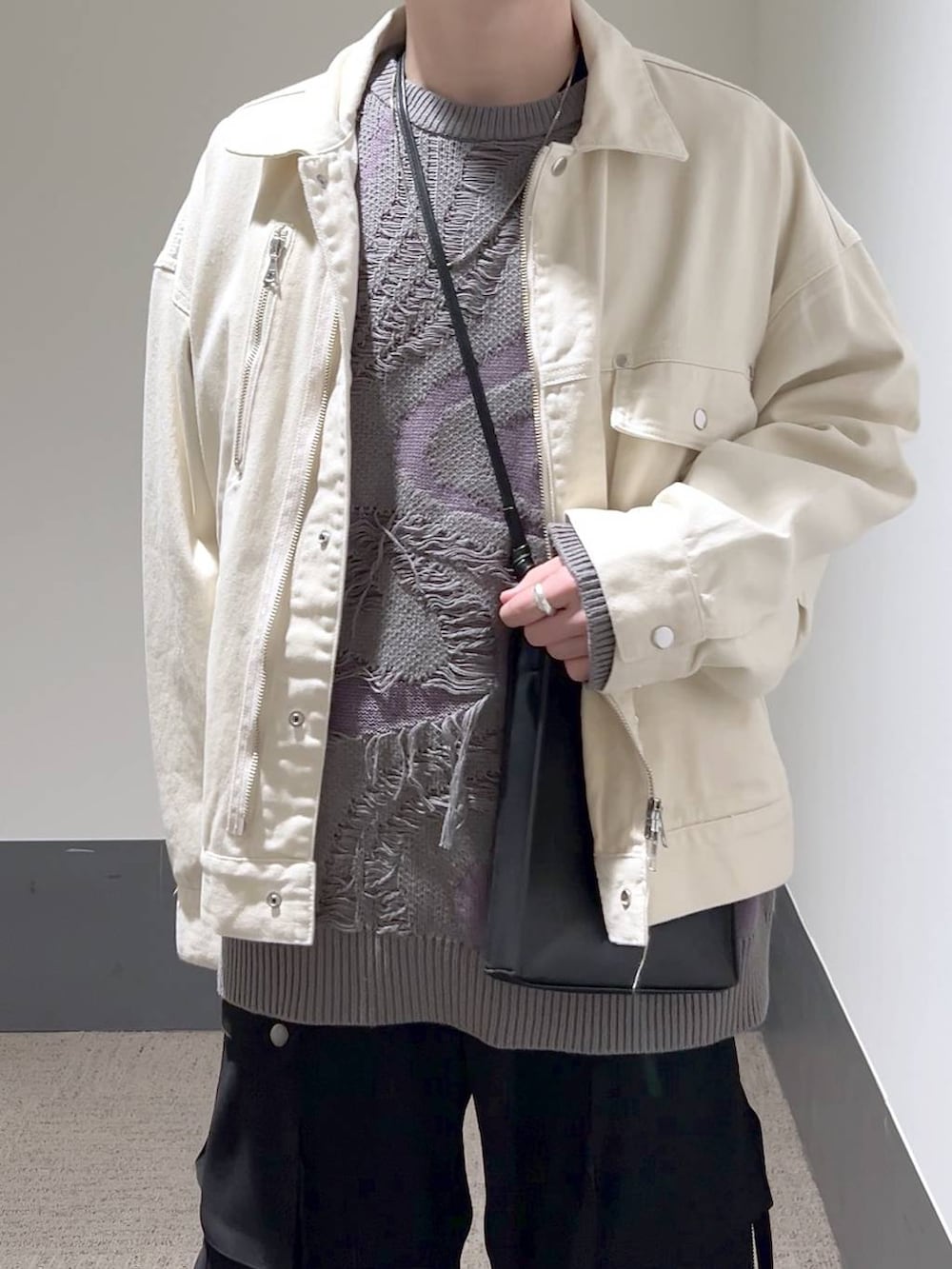 ブラック系のスニーカー、グレー系のニット/セーター、ブラック系のショルダーバッグを着用したメンズの冬コーディネートの5枚目の写真