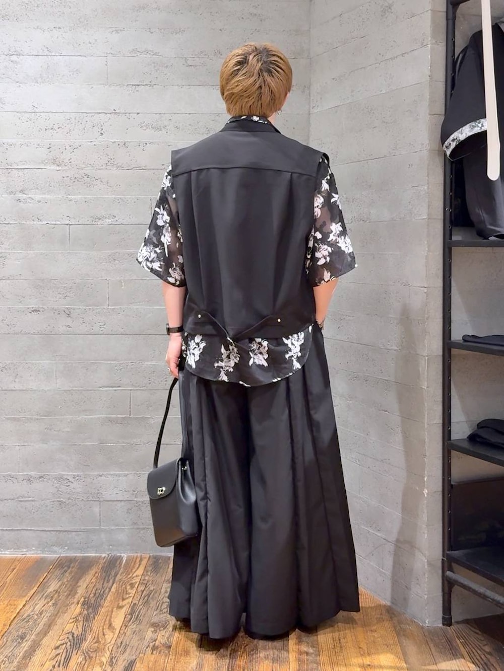 ブラック系のショルダーバッグ、ブラック系のシャツ/ブラウス、ブラック系のサンダルを着用したメンズの夏コーディネートの3枚目の写真
