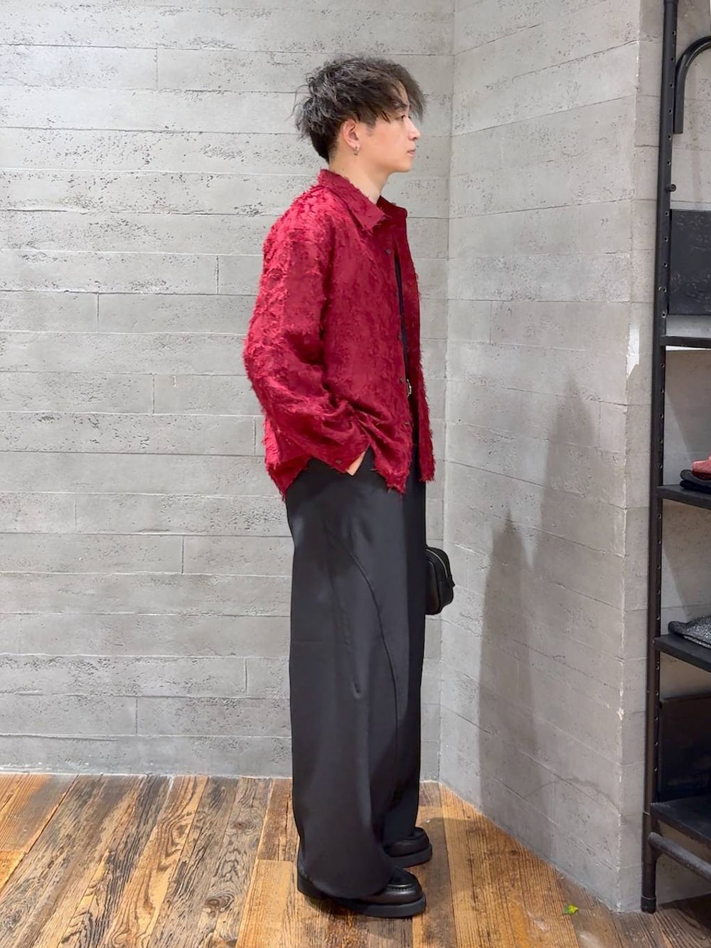 ブラック系のローファー、ブラック系のボストンバッグ、ブラック系のスラックスを着用したメンズの秋コーディネートの2枚目の写真