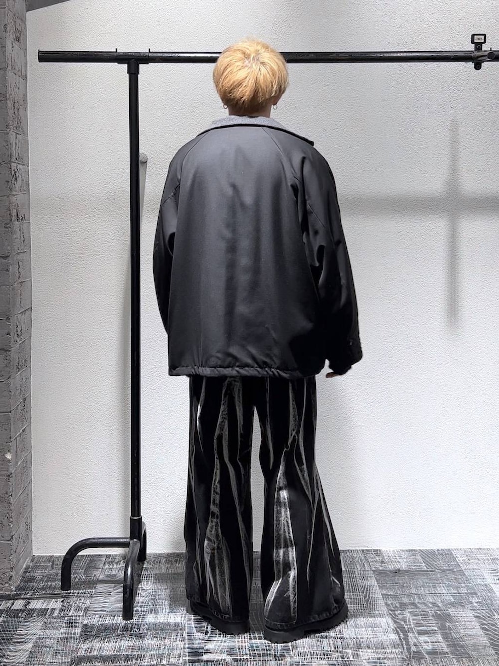 ブラック系のローファー、ブラック系のブルゾン、ブラック系のニット/セーターを着用したメンズの秋コーディネートの4枚目の写真