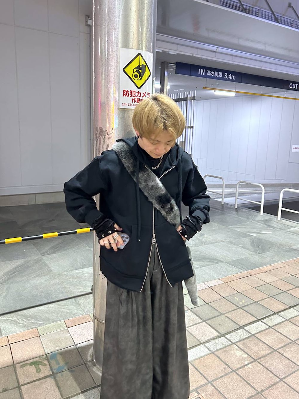「低身長、Tシャツ、きれいめ、モード、オーバーサイズ、HARE、ワイドパンツ、パーカー、ショルダーバッグ」｜「HAREの【SET UP対応】DABOルーズレザーワイドパンツ(HARE)（その他パンツ、ブラック系）」を使った、HARE     もりたいさん（メンズ・168cm）の秋コーディネートの2枚目の写真