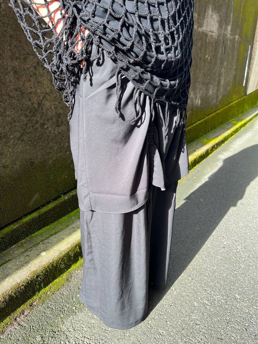 ブラック系のドレスシューズ、ブラック系のショルダーバッグ、ブラック系のTシャツ/カットソーを着用したメンズの夏コーディネートの5枚目の写真