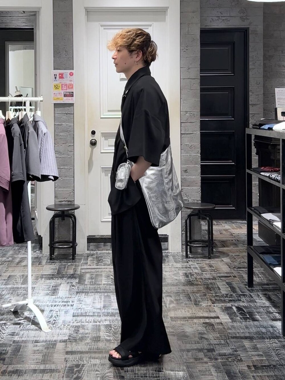 シルバー系のショルダーバッグ、ブラック系のサンダル、ブラック系のシャツ/ブラウスを着用したメンズの夏コーディネートの5枚目の写真