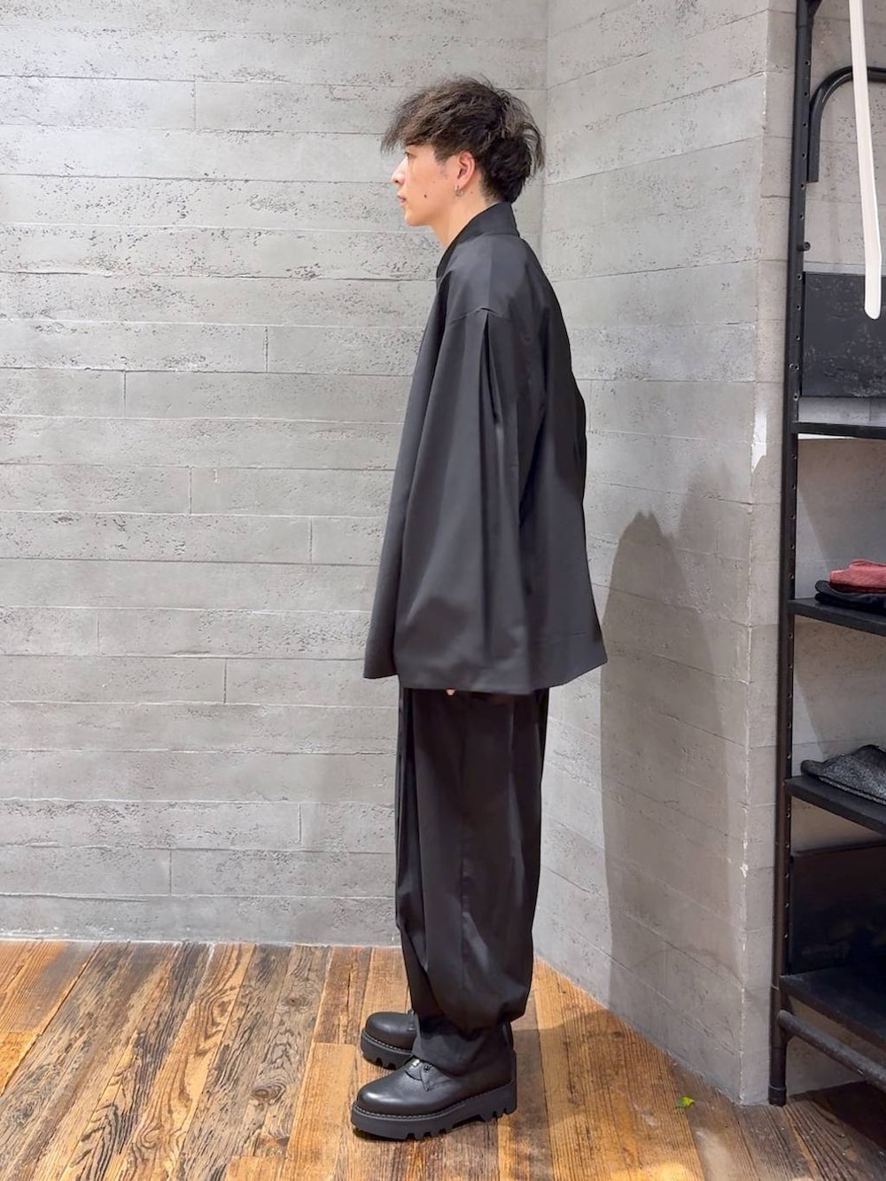 ブラック系のドレスシューズ、ブラック系のその他パンツ、ブラック系のテーラードジャケットを着用したメンズの秋コーディネートの4枚目の写真