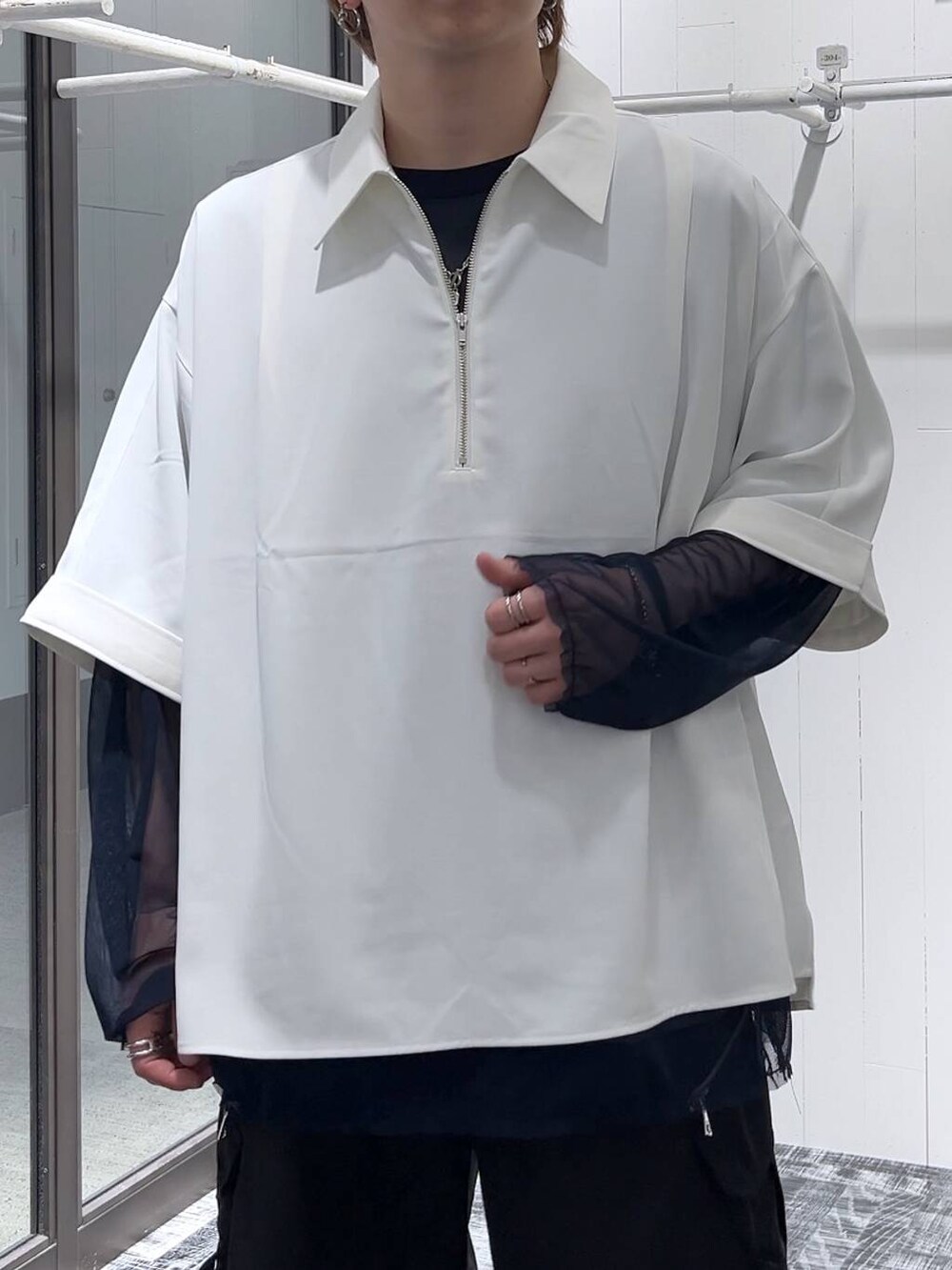 ブラック系のサンダル、グレー系のTシャツ/カットソー、ホワイト系のシャツ/ブラウスを着用したメンズの春コーディネートの4枚目の写真