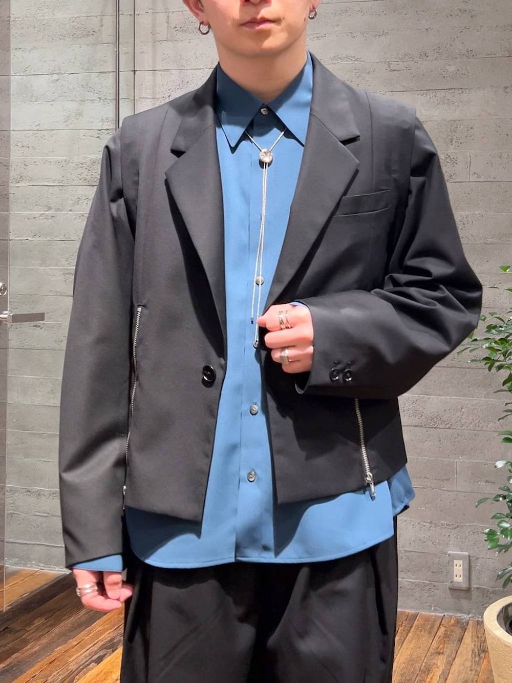 ブルー系のシャツ/ブラウス、ブラック系のドレスシューズ、ブラック系のテーラードジャケットを着用したメンズの春コーディネートの5枚目の写真