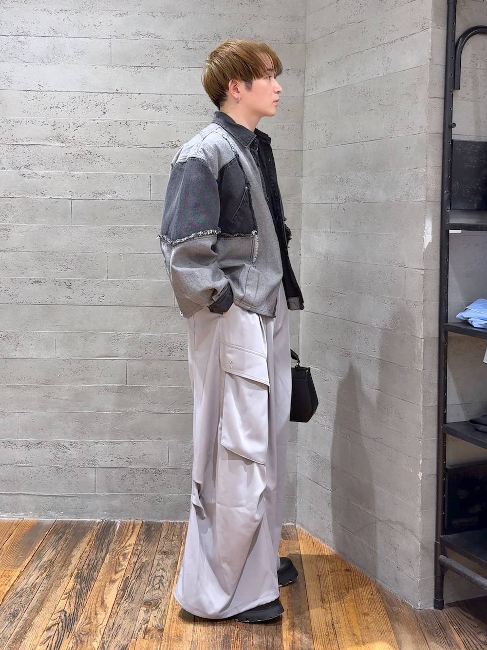 ブラック系のTシャツ/カットソー、ブラック系のドレスシューズ、グレー系のカーゴパンツを着用したメンズの春コーディネートの4枚目の写真