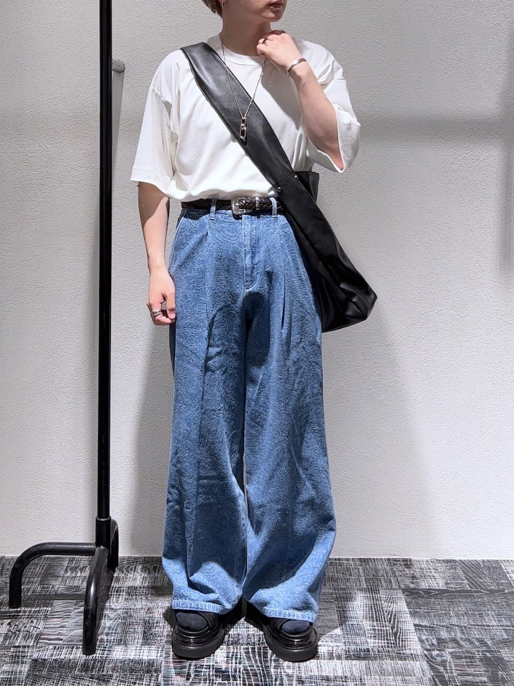 ホワイト系のTシャツ/カットソー、ブルー系のデニムパンツ、ブラック系のショルダーバッグを着用したメンズの夏コーディネートの2枚目の写真