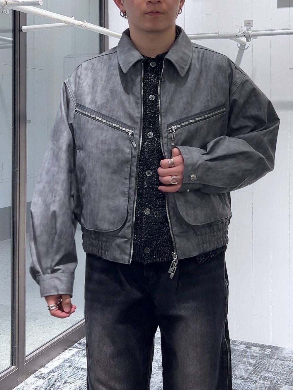 「低身長、きれいめ、モード、オーバーサイズ、HARE、デニムパンツ、ジャケット、ブルゾン、ニット」｜「HAREのステンレスサークルピアス(HARE)（ピアス（片耳用）、シルバー系）」を使った、HARE     もりたいさん（メンズ・168cm）の冬コーディネートの5枚目の写真