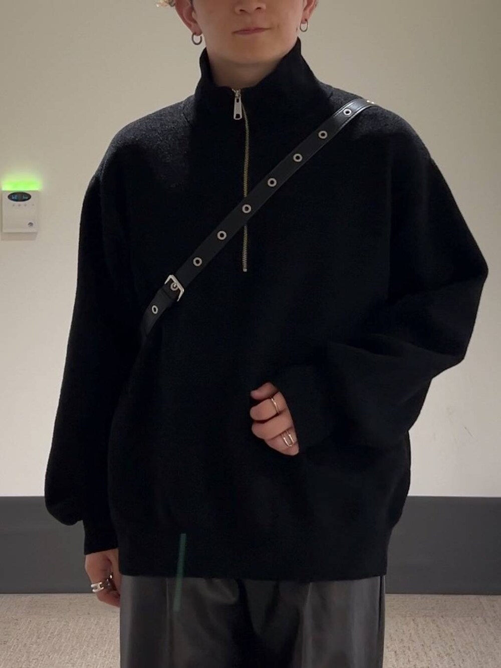 ブラック系のドレスシューズ、ブラック系のニット/セーター、ブラック系のその他パンツを着用したメンズの秋コーディネートの5枚目の写真