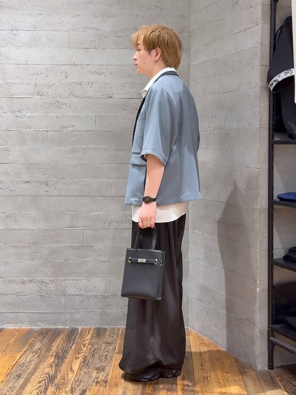ブラック系のサンダル、ブラック系のTシャツ/カットソー、ブラック系のスラックスを着用したメンズの夏コーディネートの4枚目の写真