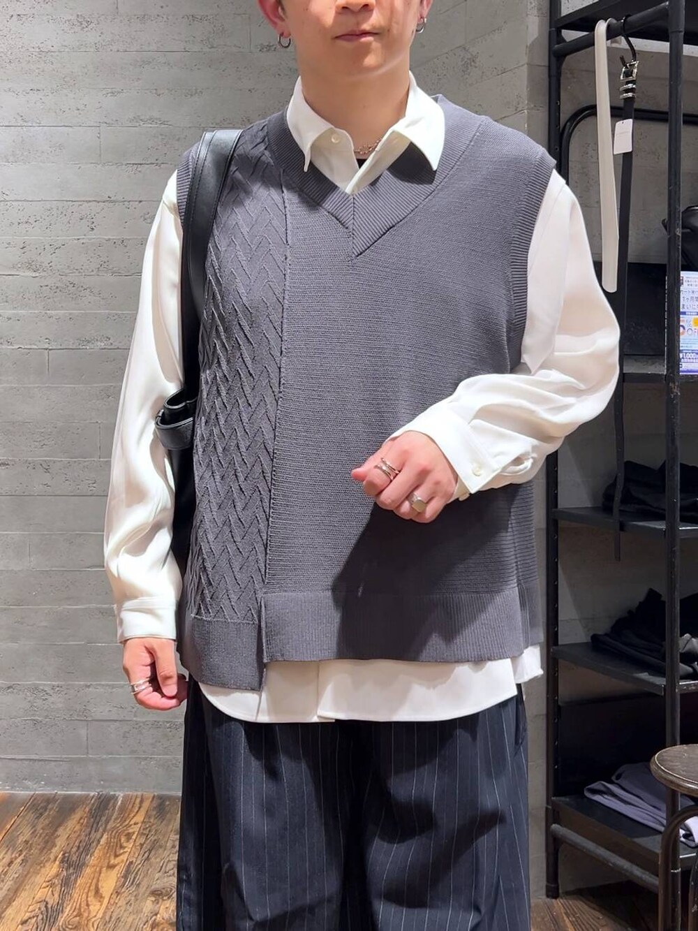 ブラック系のトートバッグ、ブラック系のドレスシューズ、グレー系のベストを着用したメンズの夏コーディネートの5枚目の写真