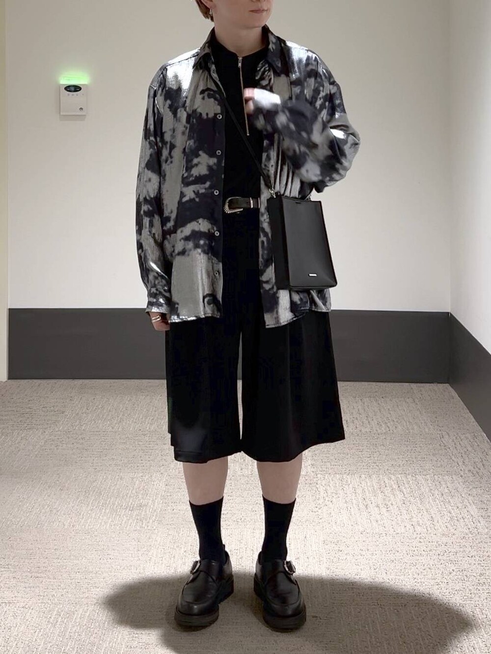 ブラック系のその他パンツ、ブラック系のシャツ/ブラウス、ブラック系のショルダーバッグを着用したメンズの春コーディネートの2枚目の写真