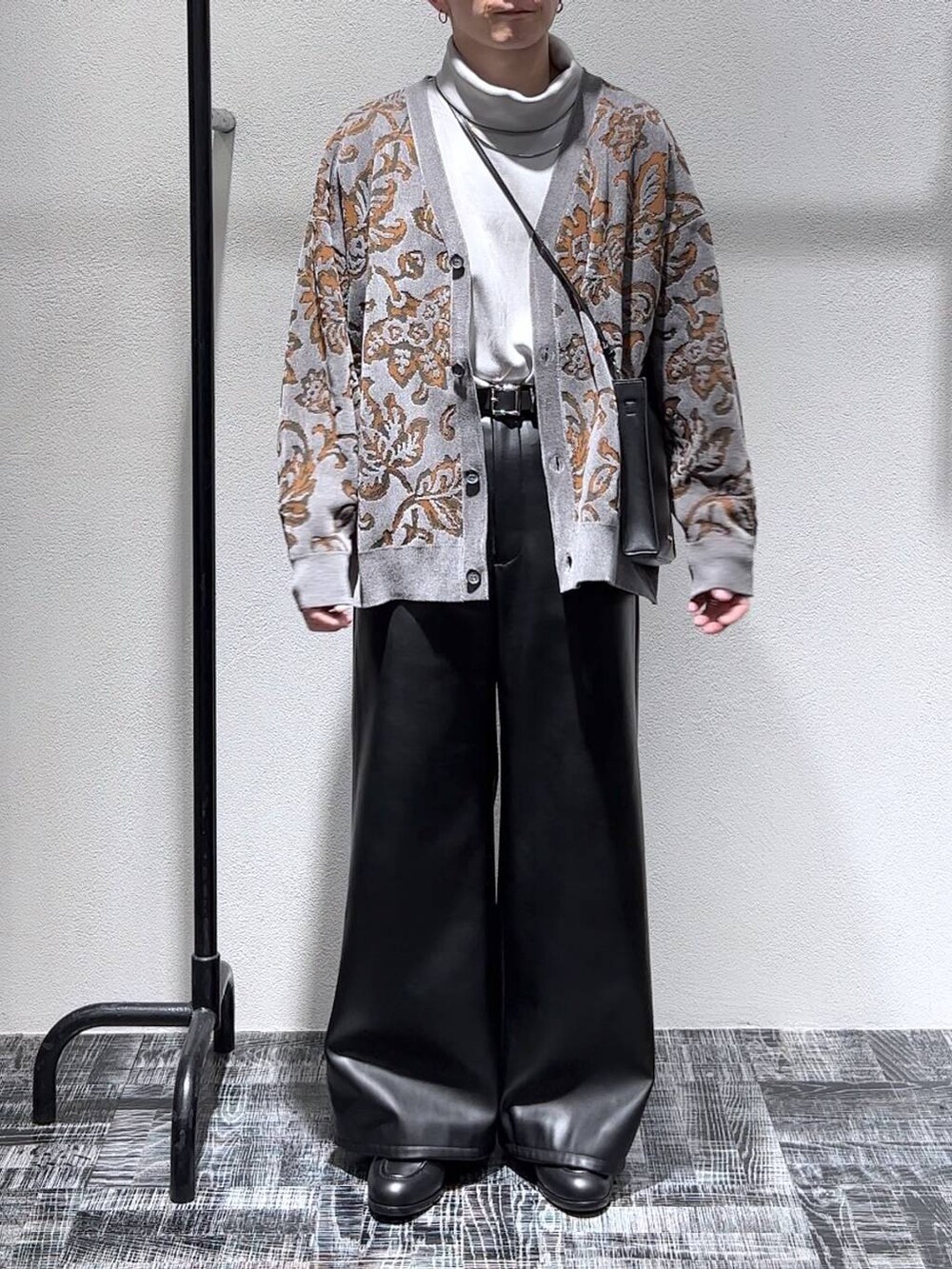 ブラック系のその他パンツ、グレー系のカーディガン/ボレロ、グレー系のスウェットを着用したメンズの秋コーディネートの2枚目の写真