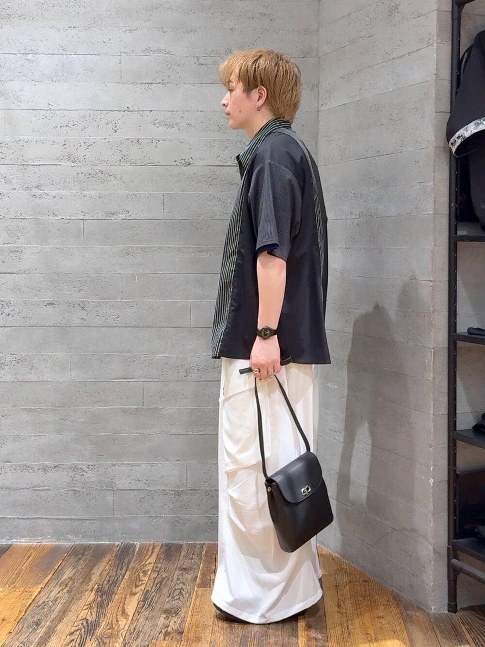 ブラック系のショルダーバッグ、ブラック系のシャツ/ブラウス、ブラック系のサンダルを着用したメンズの夏コーディネートの4枚目の写真