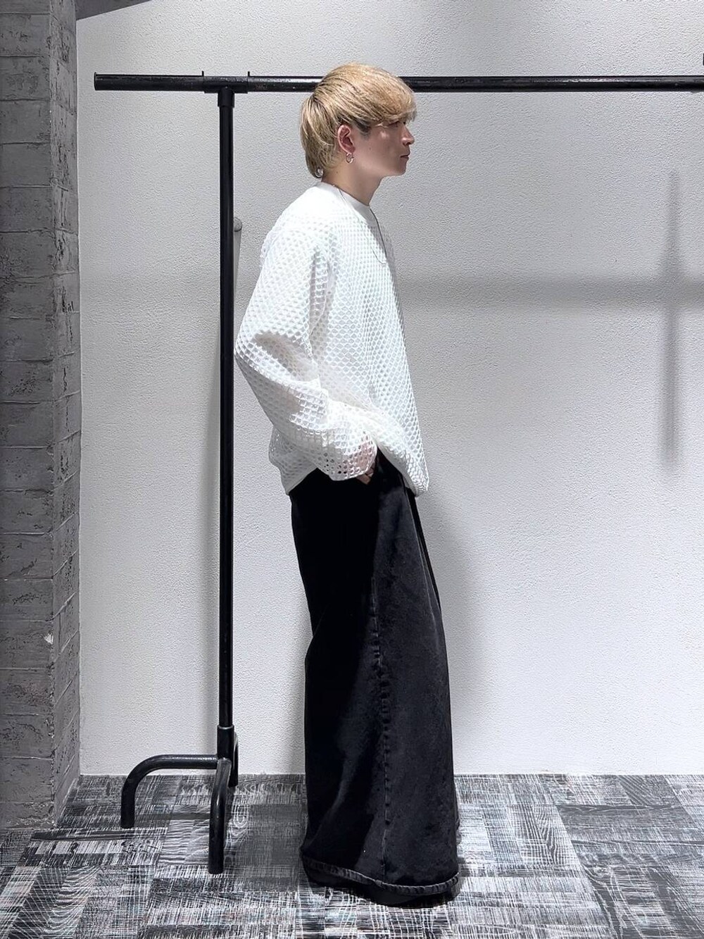 その他のTシャツ/カットソー、ホワイト系のTシャツ/カットソー、ブラック系のドレスシューズを着用したメンズの春コーディネートの4枚目の写真