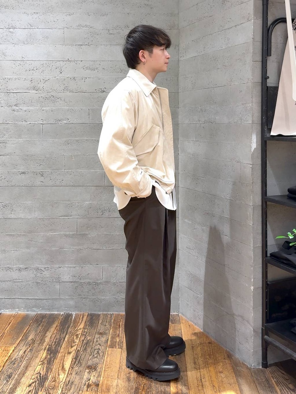 ベージュ系のブルゾン、ホワイト系のシャツ/ブラウス、ブラック系のドレスシューズを着用したメンズの冬コーディネートの2枚目の写真