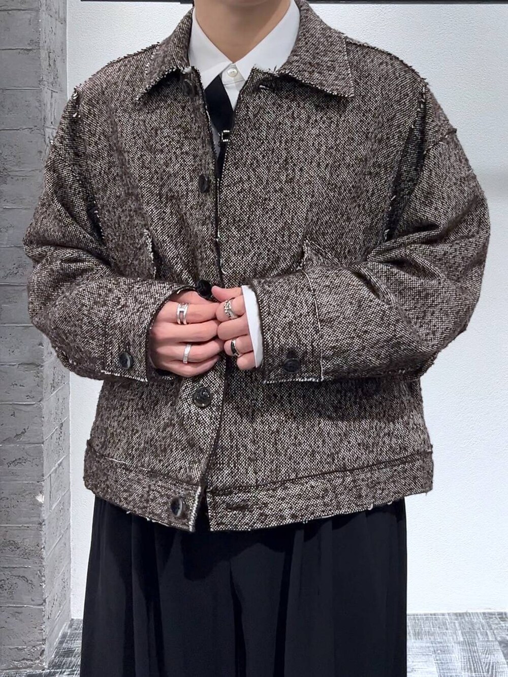 ブラック系のネクタイ、ブラウン系のブルゾン、ブラック系のスラックスを着用したメンズの冬コーディネートの5枚目の写真