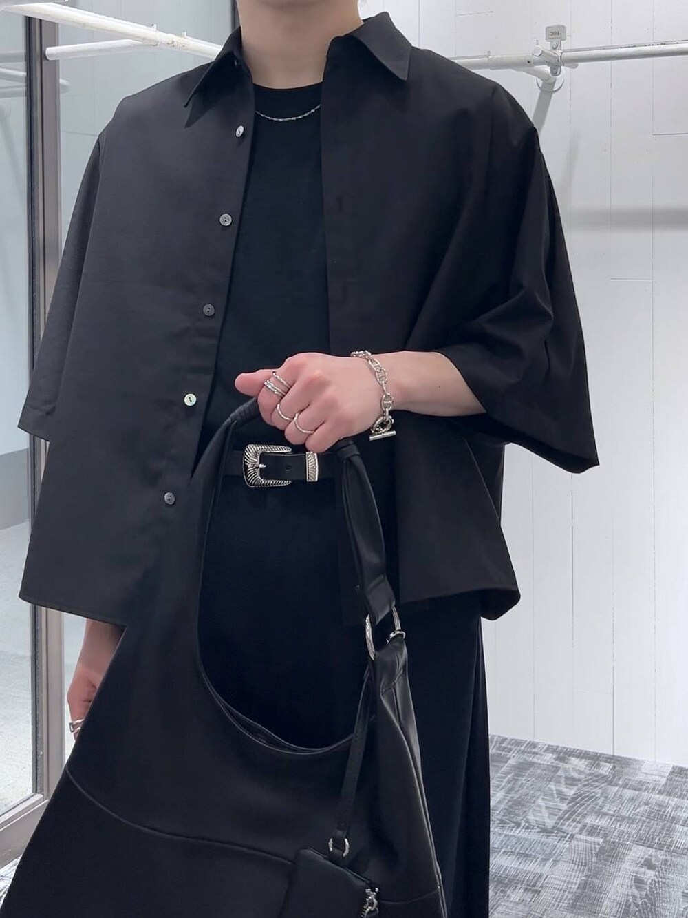 ブラック系のドレスシューズ、ブラック系のトートバッグ、ブラック系のTシャツ/カットソーを着用したメンズの春コーディネートの5枚目の写真