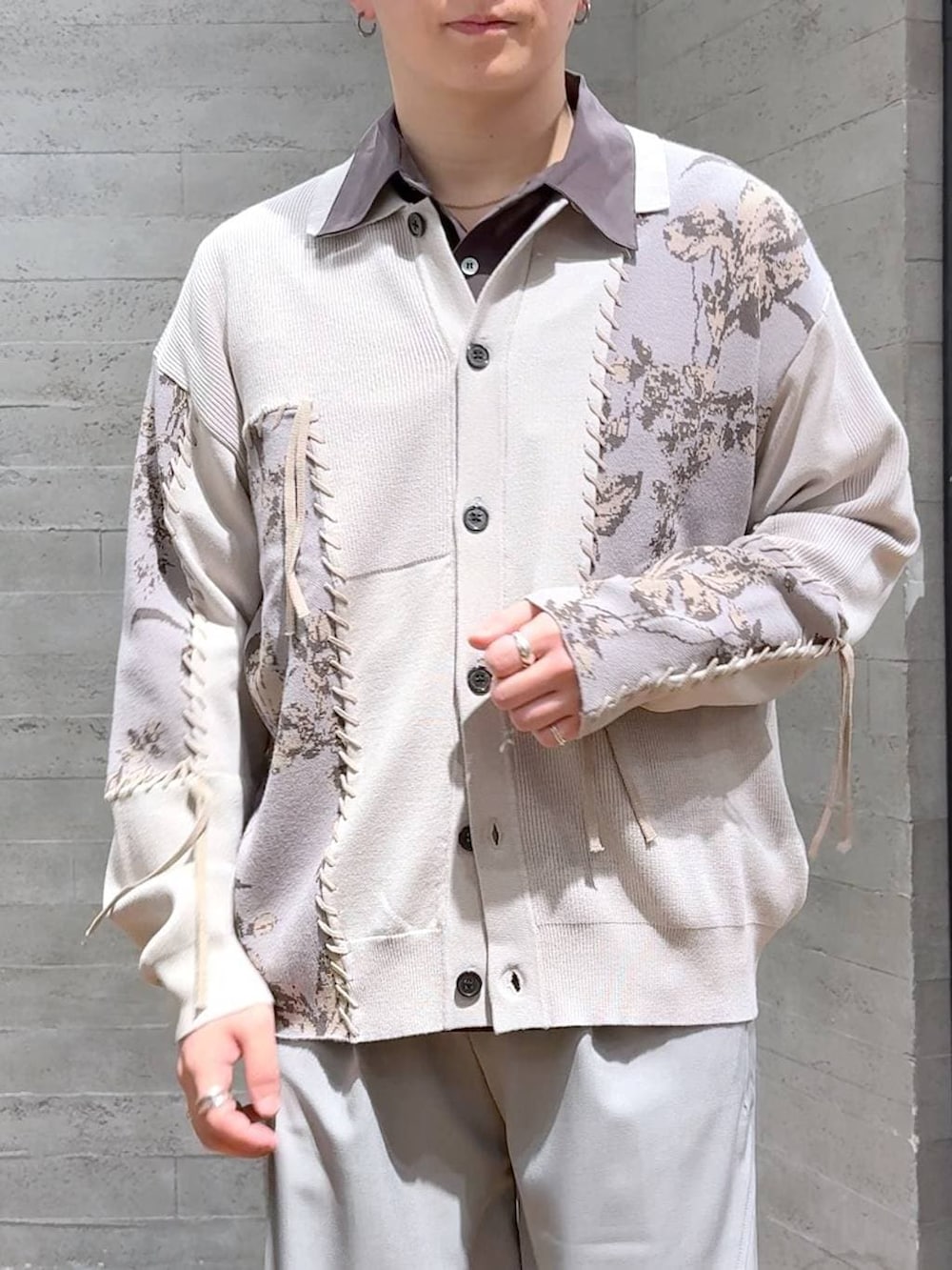 ブラック系のドレスシューズ、グレー系のスラックス、グレー系のニット/セーターを着用したメンズの春コーディネートの5枚目の写真