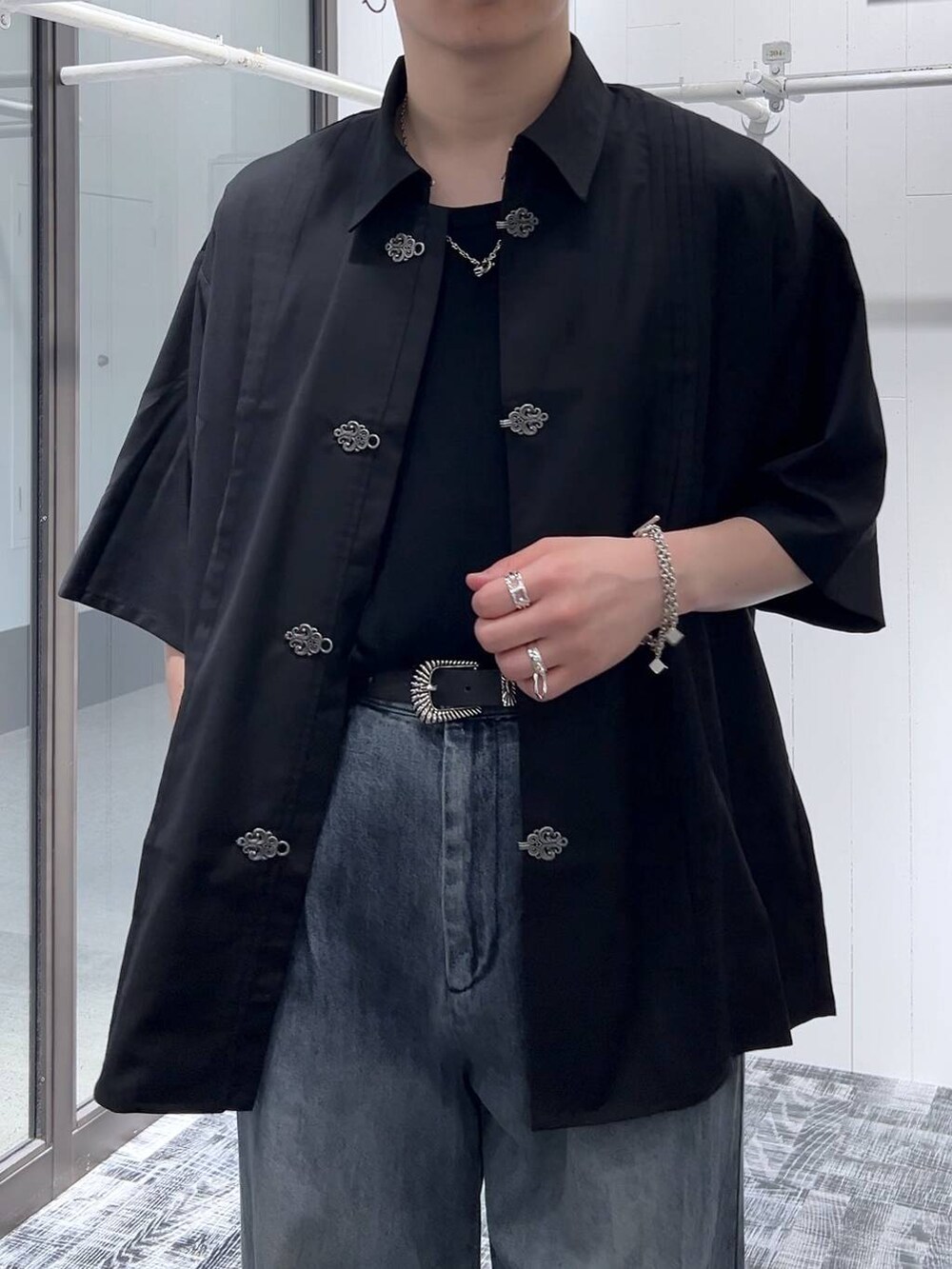 ブルー系のデニムパンツ、ブラック系のシャツ/ブラウス、ブラック系のドレスシューズを着用したメンズの夏コーディネートの4枚目の写真