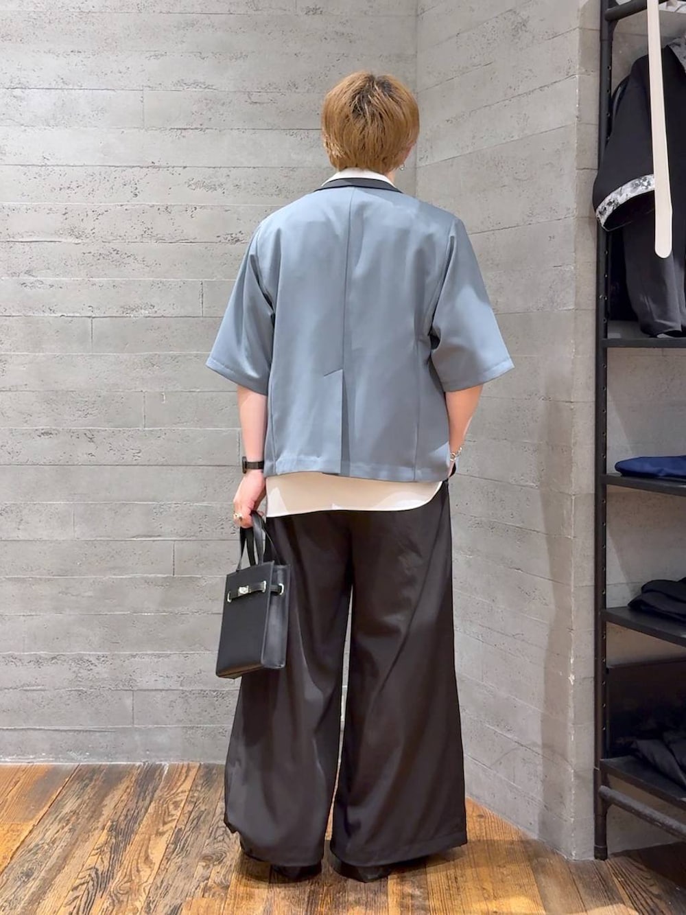 ブラック系のサンダル、ブラック系のTシャツ/カットソー、ブラック系のスラックスを着用したメンズの夏コーディネートの3枚目の写真
