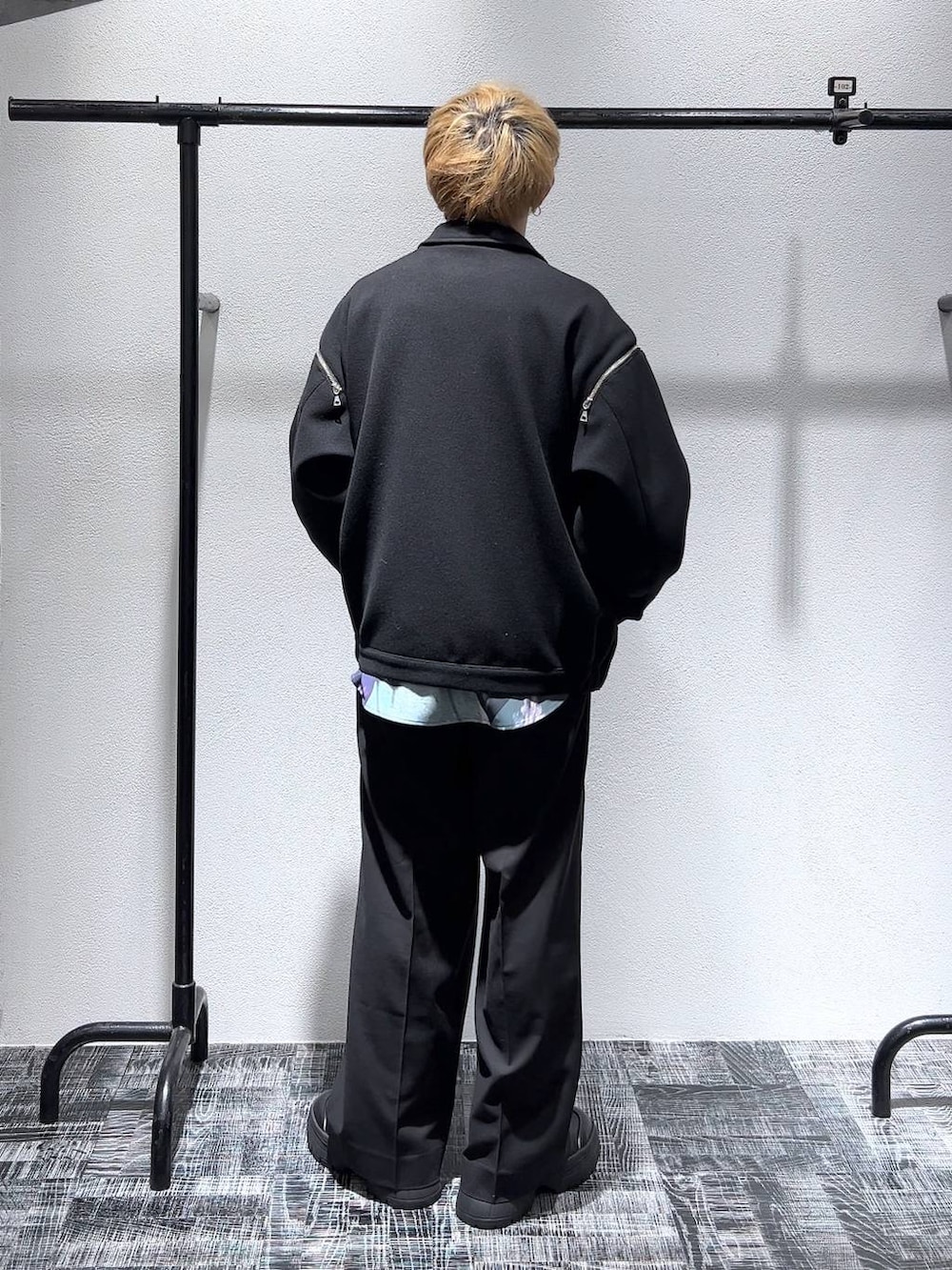 ブラック系のブルゾン、ブラック系のブーツ、ブルー系のシャツ/ブラウスを着用したメンズの冬コーディネートの4枚目の写真