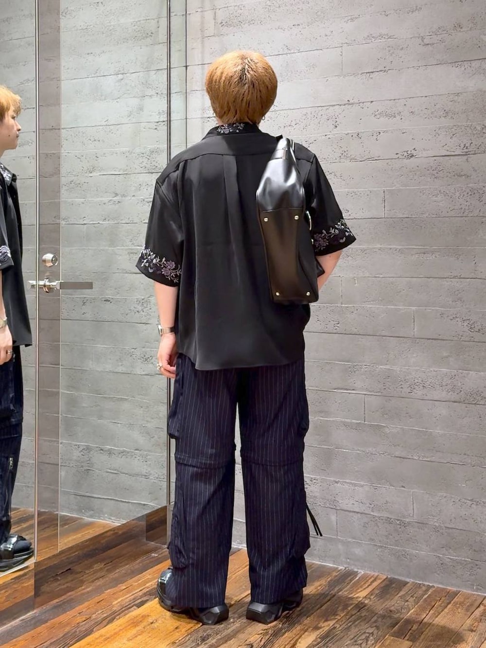 ブラック系のシャツ/ブラウス、ブラック系のサンダル、ホワイト系のTシャツ/カットソーを着用したメンズの夏コーディネートの3枚目の写真
