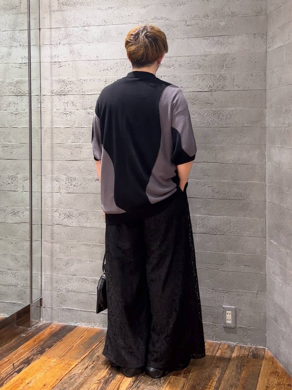 ブラック系のその他パンツ、ブラック系のサンダル、ブラック系のショルダーバッグを着用したメンズの夏コーディネートの3枚目の写真