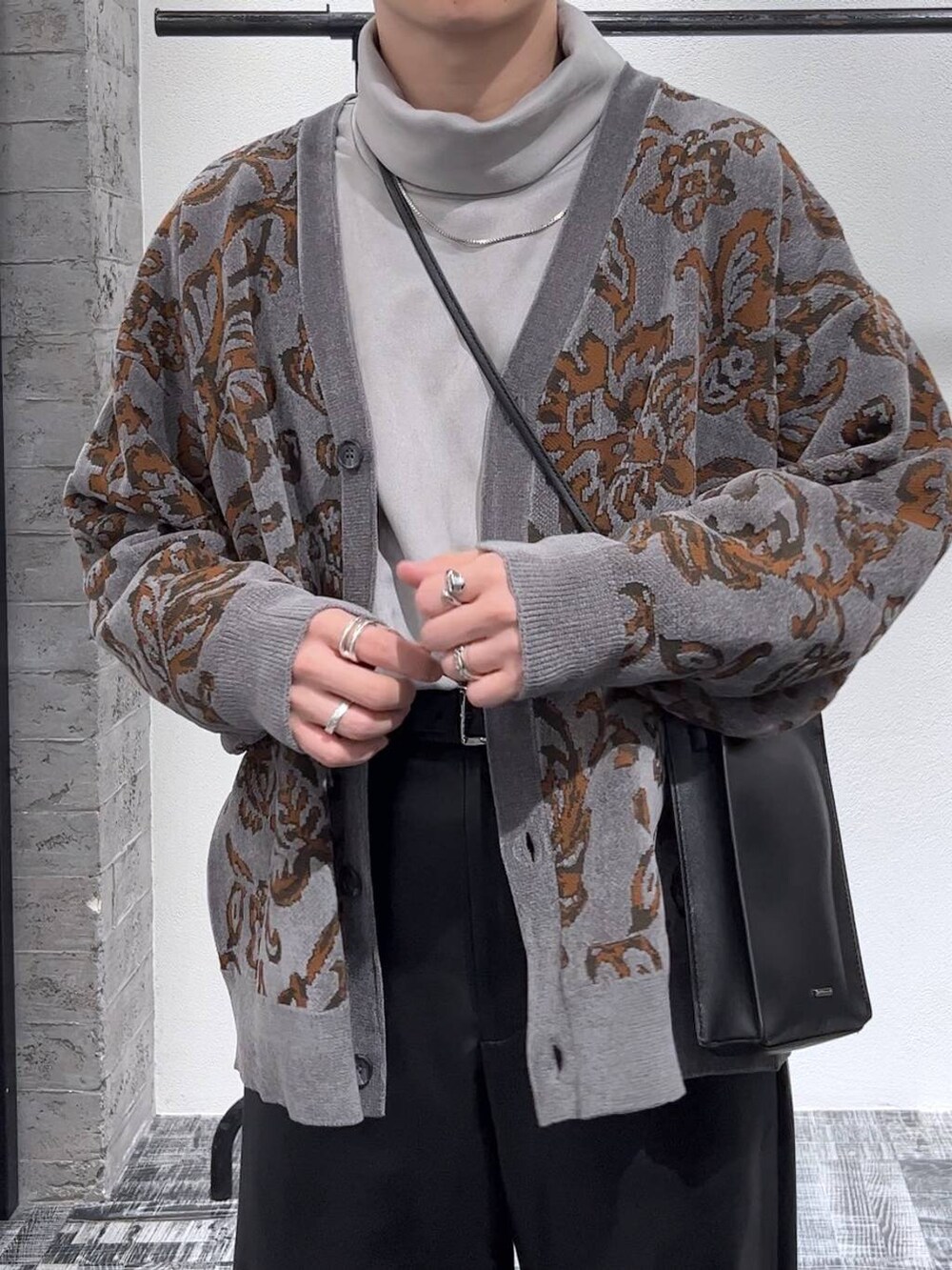 ブラック系のその他パンツ、グレー系のカーディガン/ボレロ、グレー系のスウェットを着用したメンズの秋コーディネートの4枚目の写真