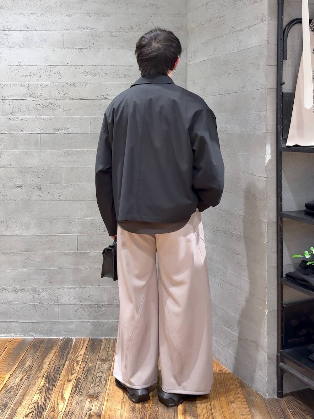 ブラック系のローファー、ブラック系のハンドバッグ、ブラウン系のシャツ/ブラウスを着用したメンズの冬コーディネートの3枚目の写真