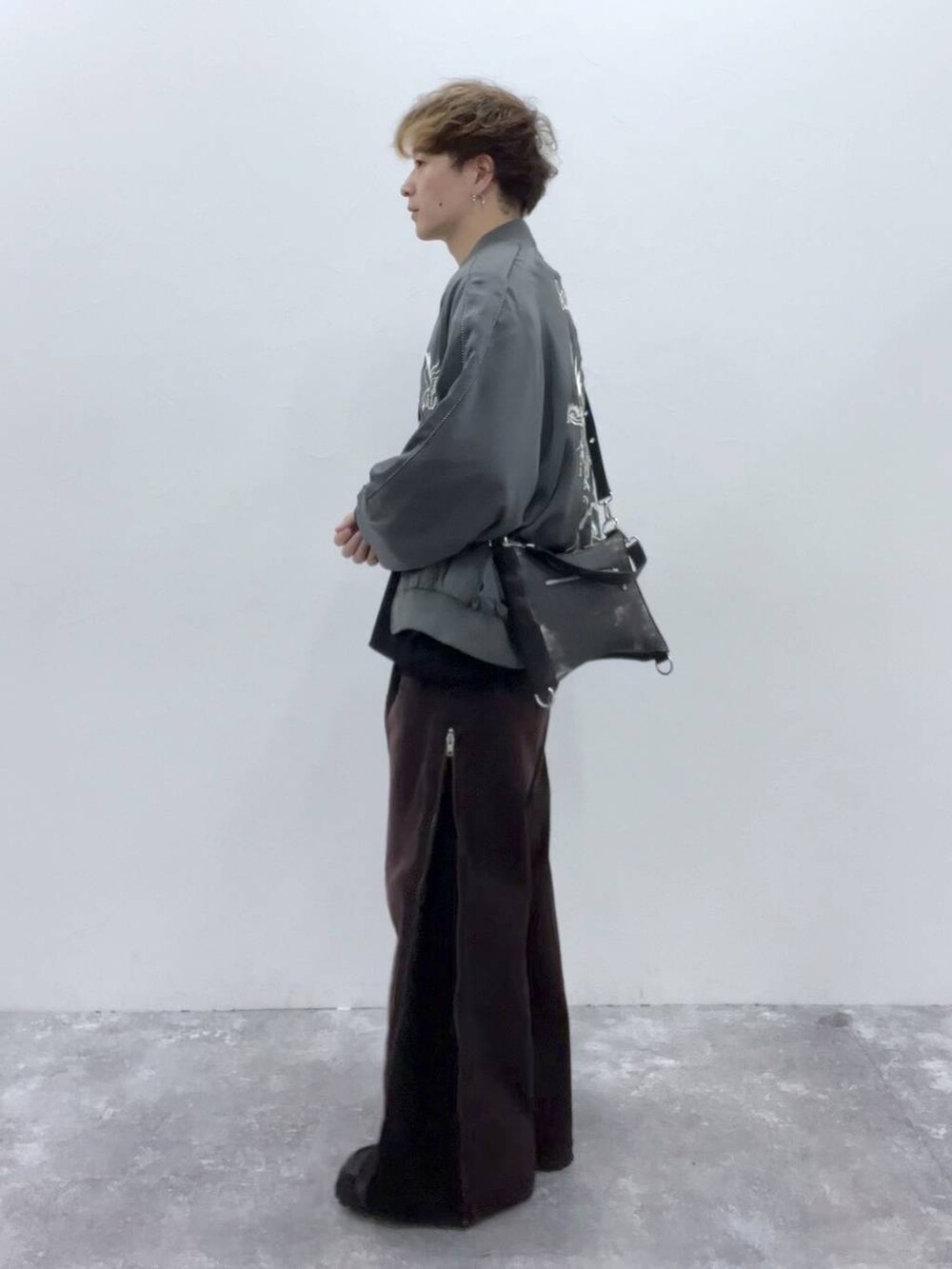 「低身長、きれいめ、オーバーサイズ、HARE、ワイドパンツ、デニムパンツ、ブルゾン、秋コーデ、バッグ」｜「HAREの【SETUP対応】ZIPレイヤードデニムパンツ(HARE)（デニムパンツ、レッド系）」を使った、HARE     もりたいさん（メンズ・168cm）の秋コーディネートの2枚目の写真