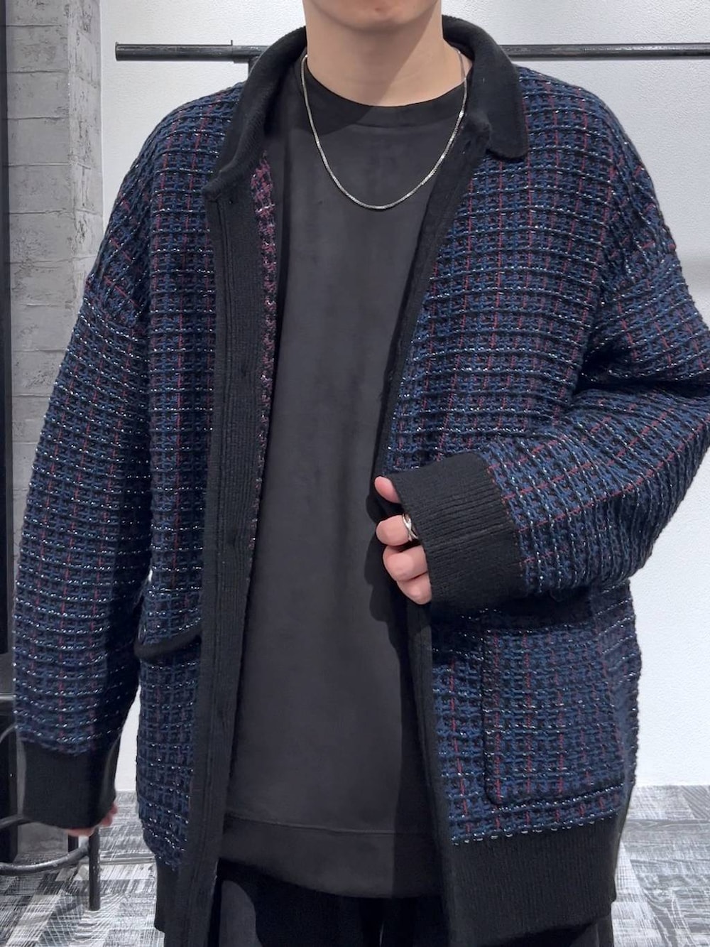 ブルー系のカーディガン/ボレロ、ブラック系のドレスシューズ、ブラック系のスウェットを着用したメンズの冬コーディネートの5枚目の写真