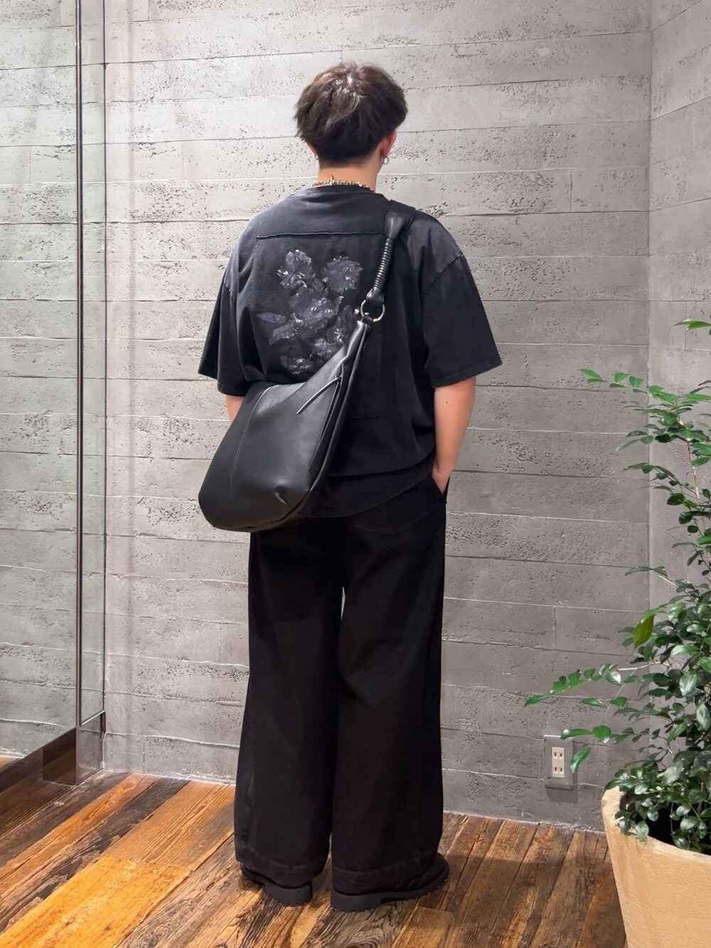 ブラック系のTシャツ/カットソー、ブラック系のスニーカー、ブラック系のデニムパンツを着用したメンズの夏コーディネートの3枚目の写真