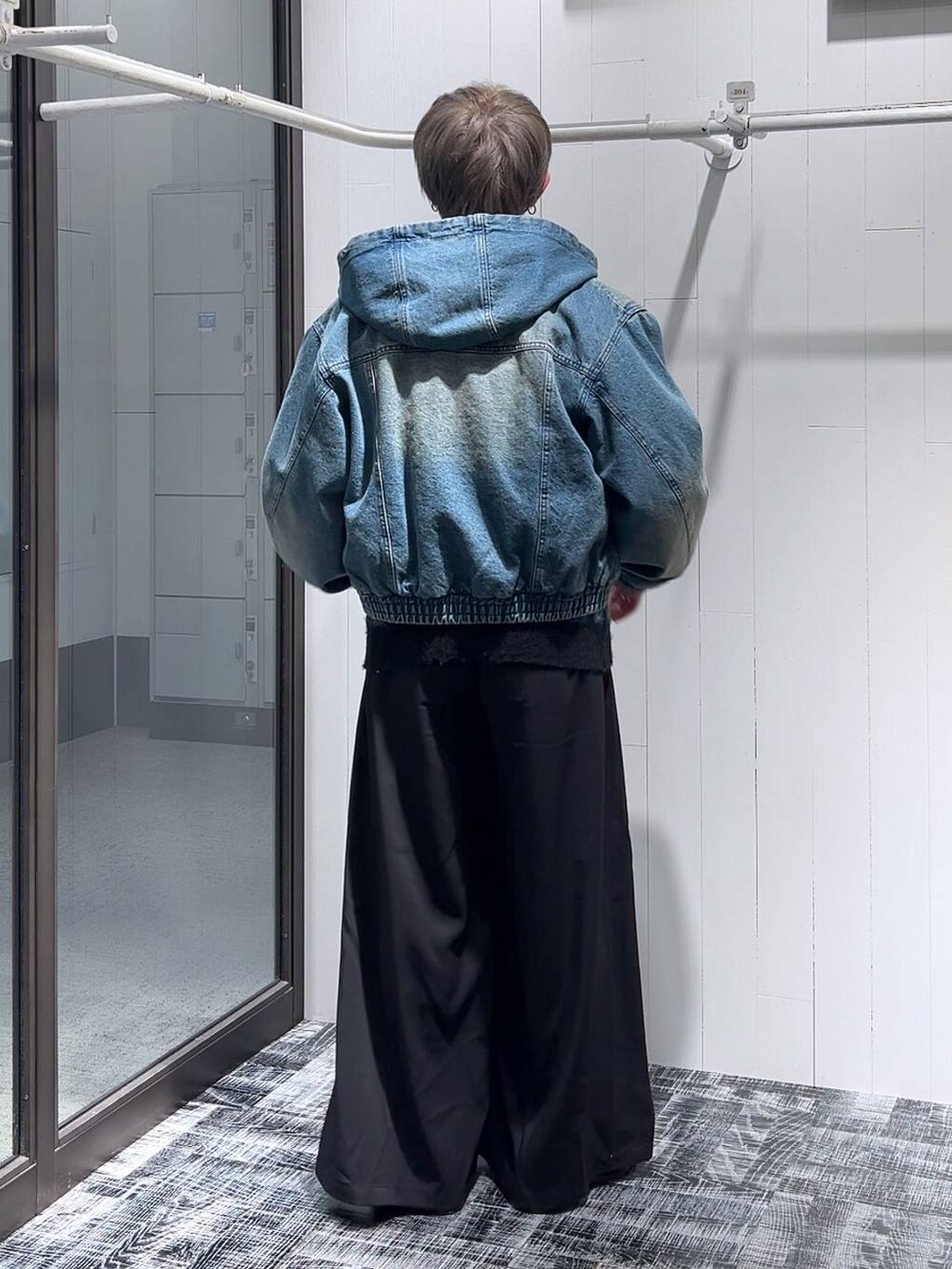 ブラック系のスラックス、ブラック系のドレスシューズ、ブルー系のブルゾンを着用したメンズの冬コーディネートの3枚目の写真