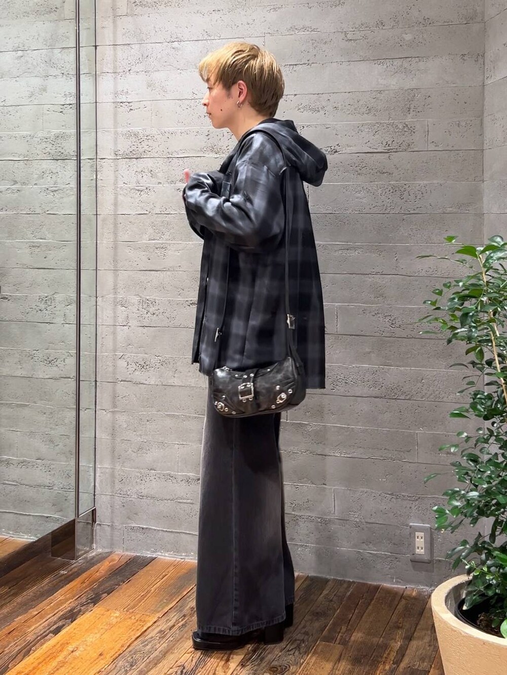 「オーバーサイズ、HARE、デニムパンツ、シャツ、パーカー、サンダル、低身長、きれいめ、モード」|「HAREのステンレスチェーンネックレス(HARE)(ネックレス、シルバー系)」を使った、HARE もりたいさん(メンズ・168cm)の春コーディネートの4枚目の写真