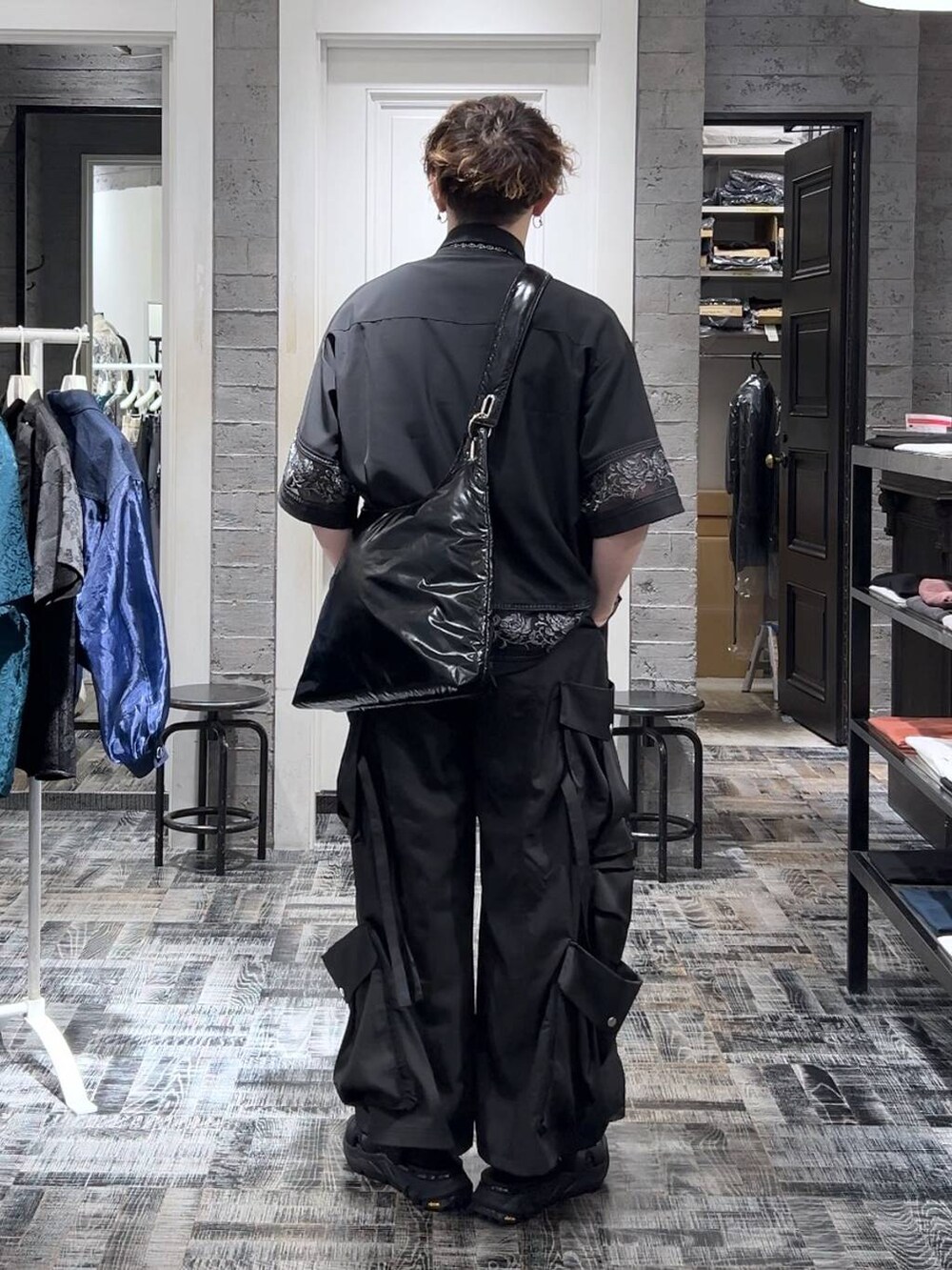 ブラック系のサンダル、ブラック系のカーゴパンツ、ブラック系のシャツ/ブラウスを着用したメンズの夏コーディネートの2枚目の写真