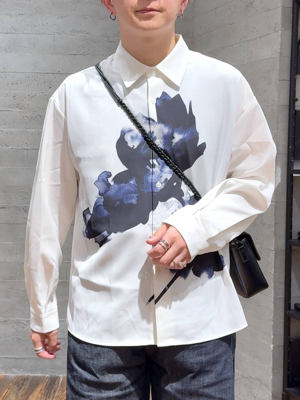 ブルー系のデニムパンツ、ブラック系のローファー、ブラック系のショルダーバッグを着用したメンズの秋コーディネートの5枚目の写真