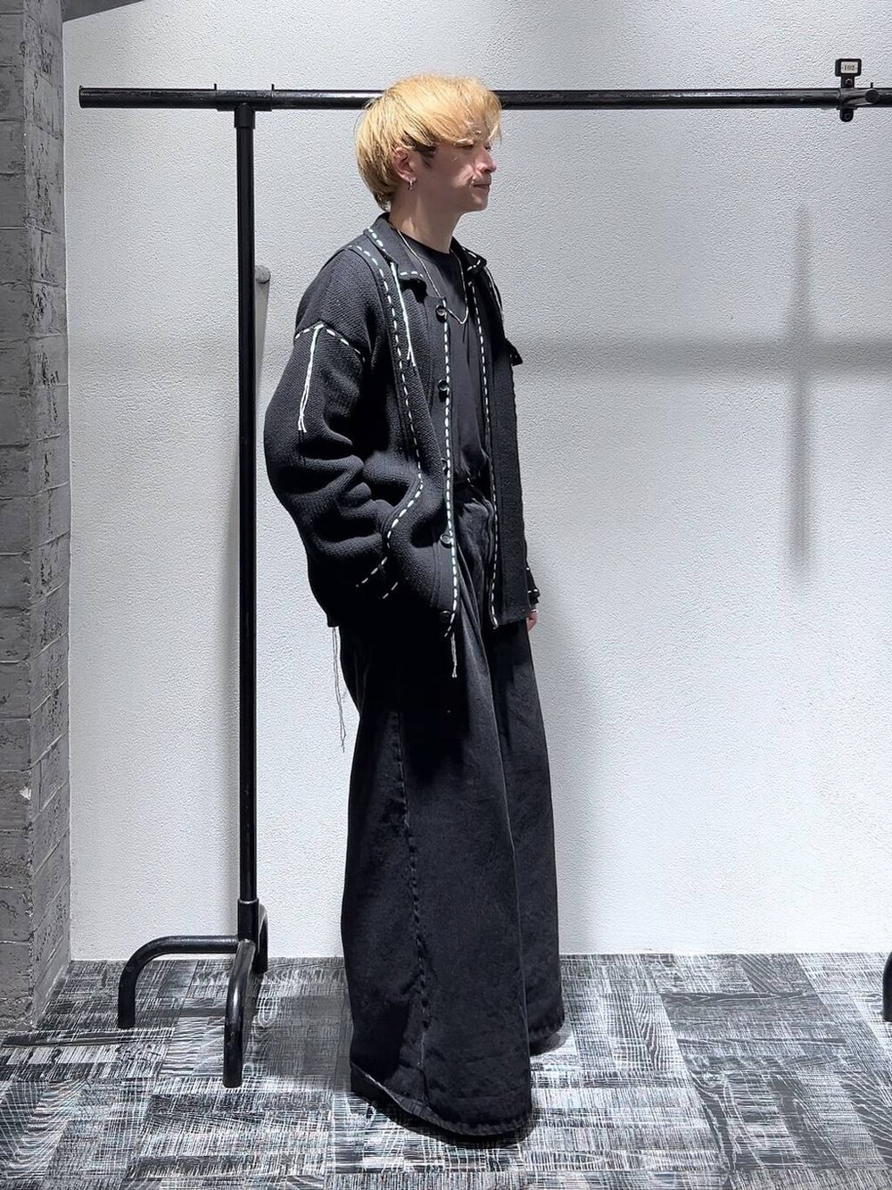 ブラック系のシャツ/ブラウス、ブラック系のブーツ、ブラック系のデニムパンツを着用したメンズの冬コーディネートの4枚目の写真